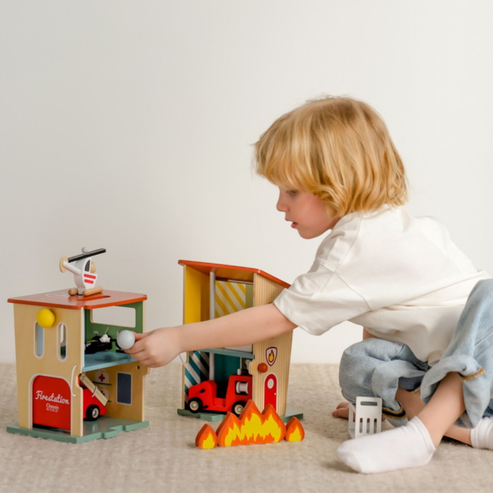 CLASSIC WORLD Remiza Strażacka Drewniana Garaż Auto Helikopter Figurki