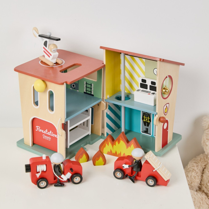 CLASSIC WORLD Remiza Strażacka Drewniana Garaż Auto Helikopter Figurki