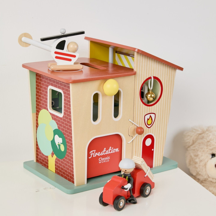 CLASSIC WORLD Remiza Strażacka Drewniana Garaż Auto Helikopter Figurki
