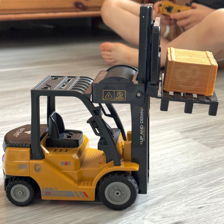
						WOOPIE Zdalnie Sterowany Wózek Widłowy 2w1 Dźwig RC - Skala 1:24
					