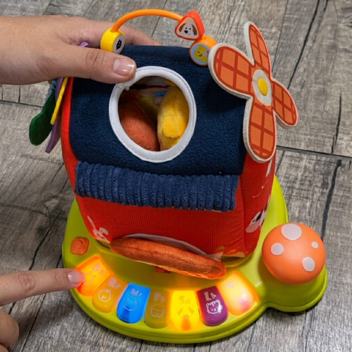 
						WOOPIE BABY Interaktywny Domek Farma Sorter Pianinko + 7 Plusza