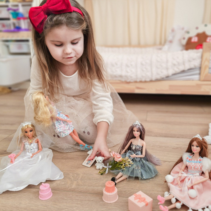 WOOPIE ROYAL Lalka Emi w Eleganckiej Sukni Tiulowej z Kokardą i Bukiet